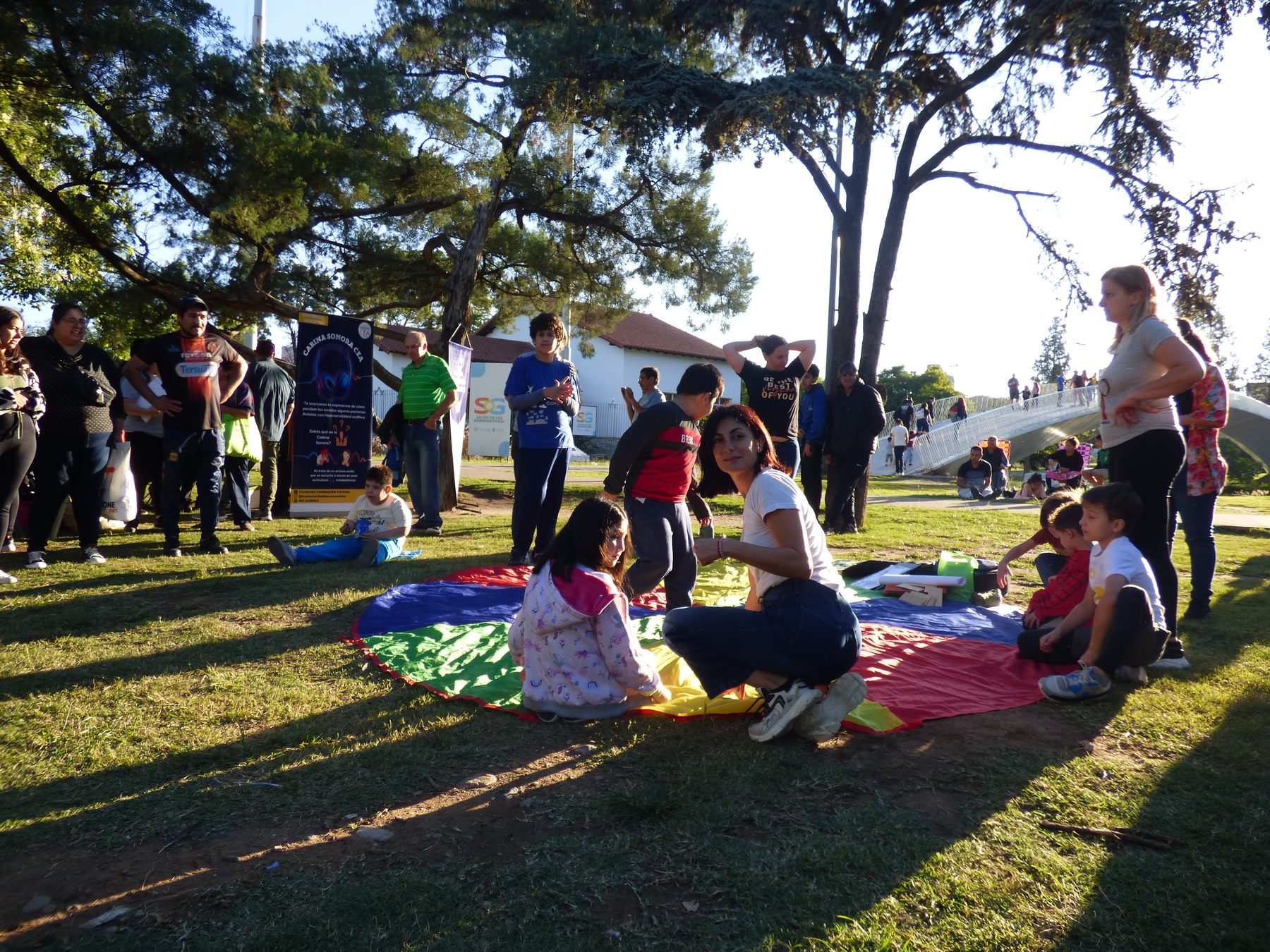 Familias sentadas en el pasto durante un encuentro de la Fundación Familias CEA