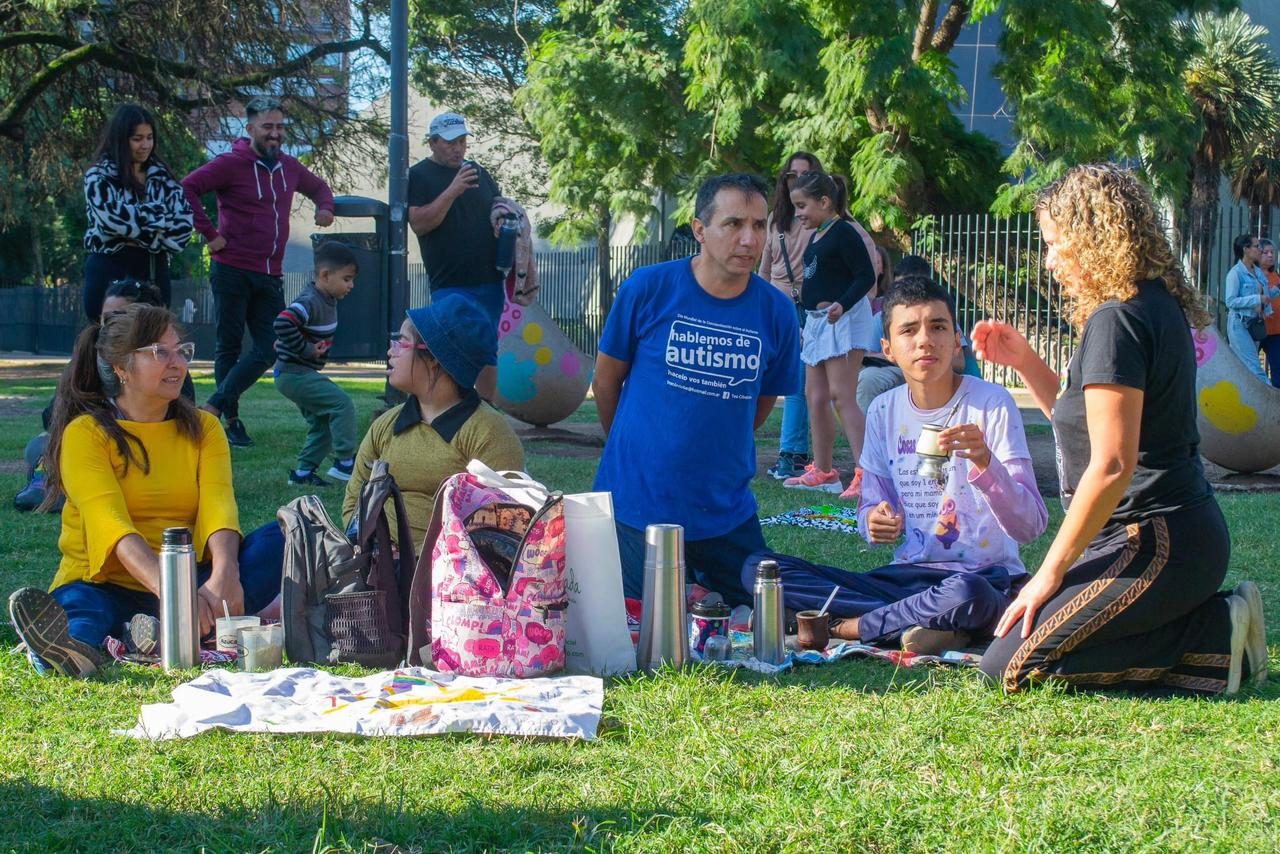 Grupo de familias reunidas en un parque