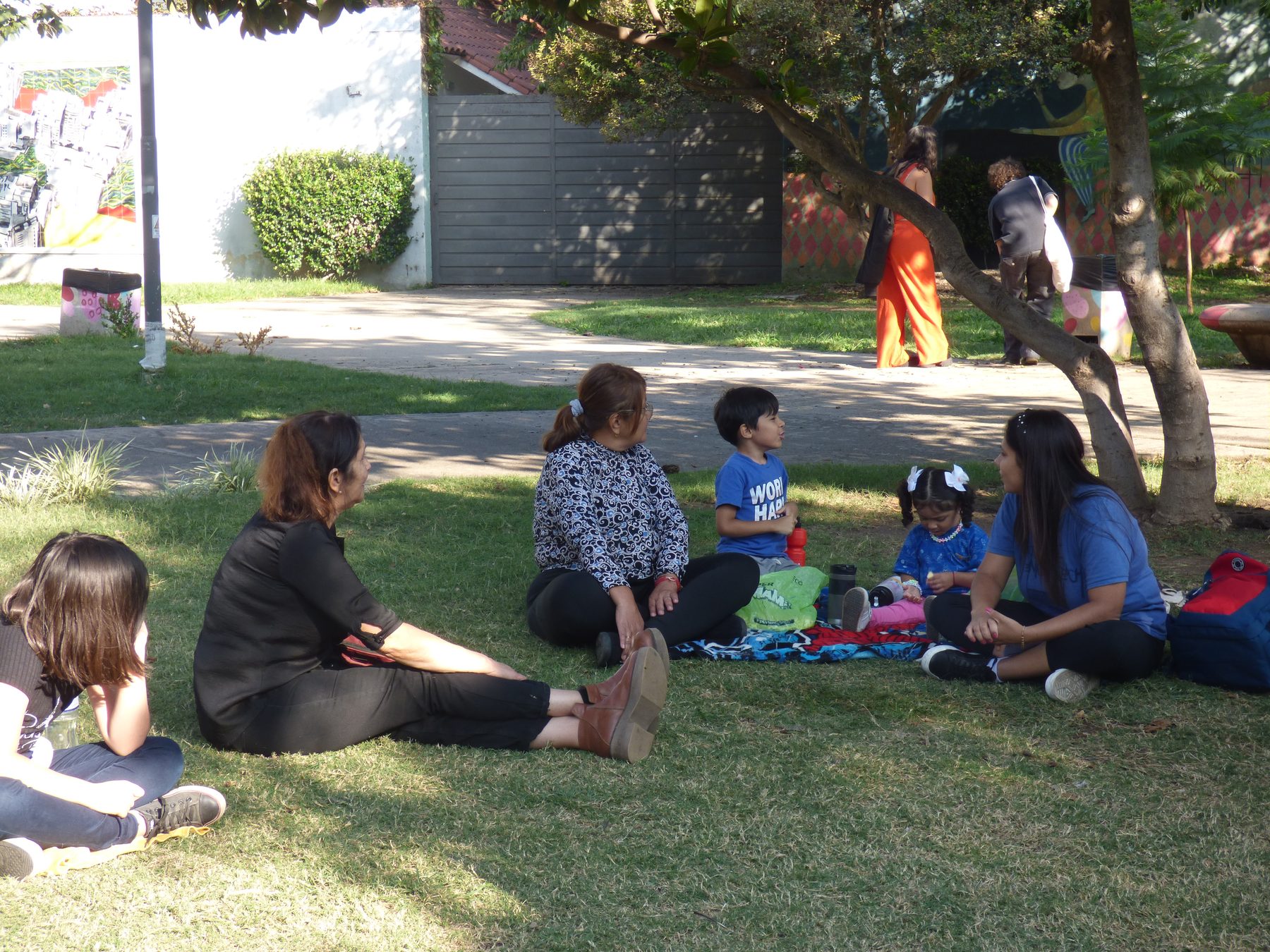 Familias en un encuentro al aire libre