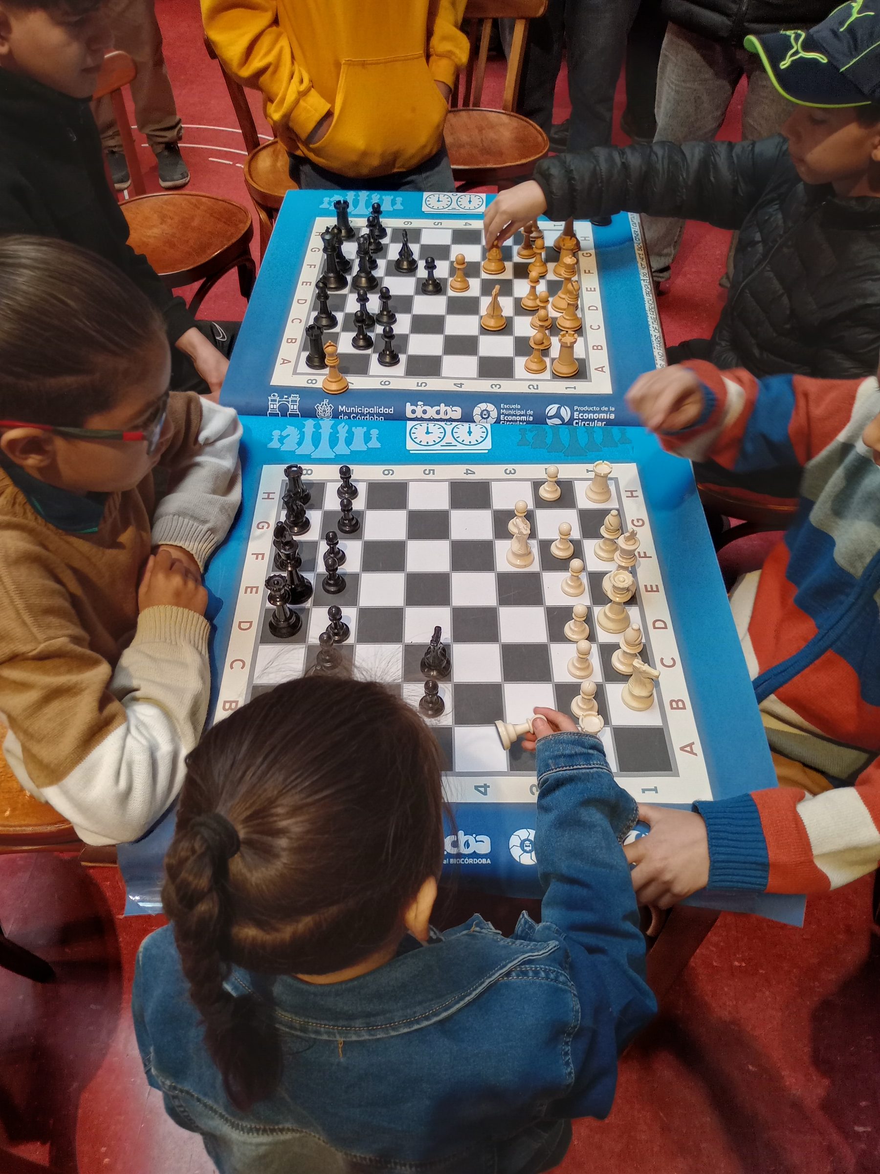 Niños participando de una actividad grupal
