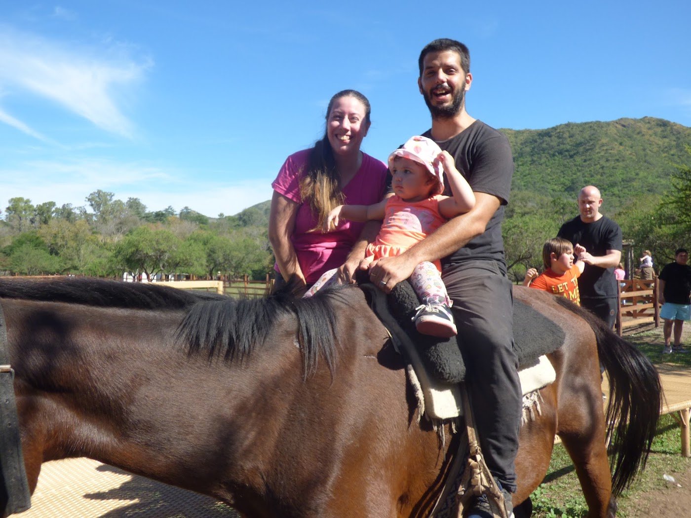 Familia paseando a caballo en la Jornada en la Granja del Sr Brito