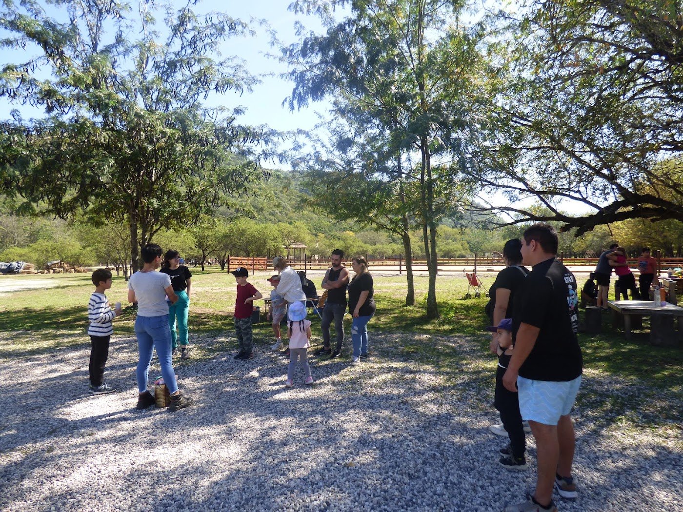 Grupo de familias en el campo durante la Jornada en la Granja