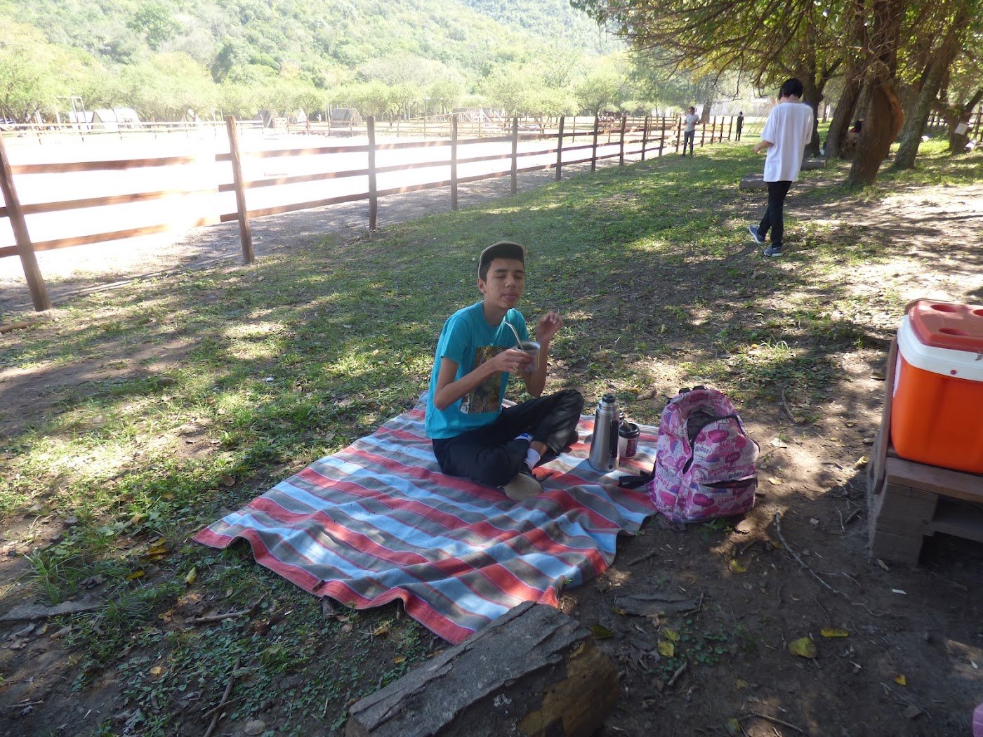Familia compartiendo un picnic en la Jornada en la Granja