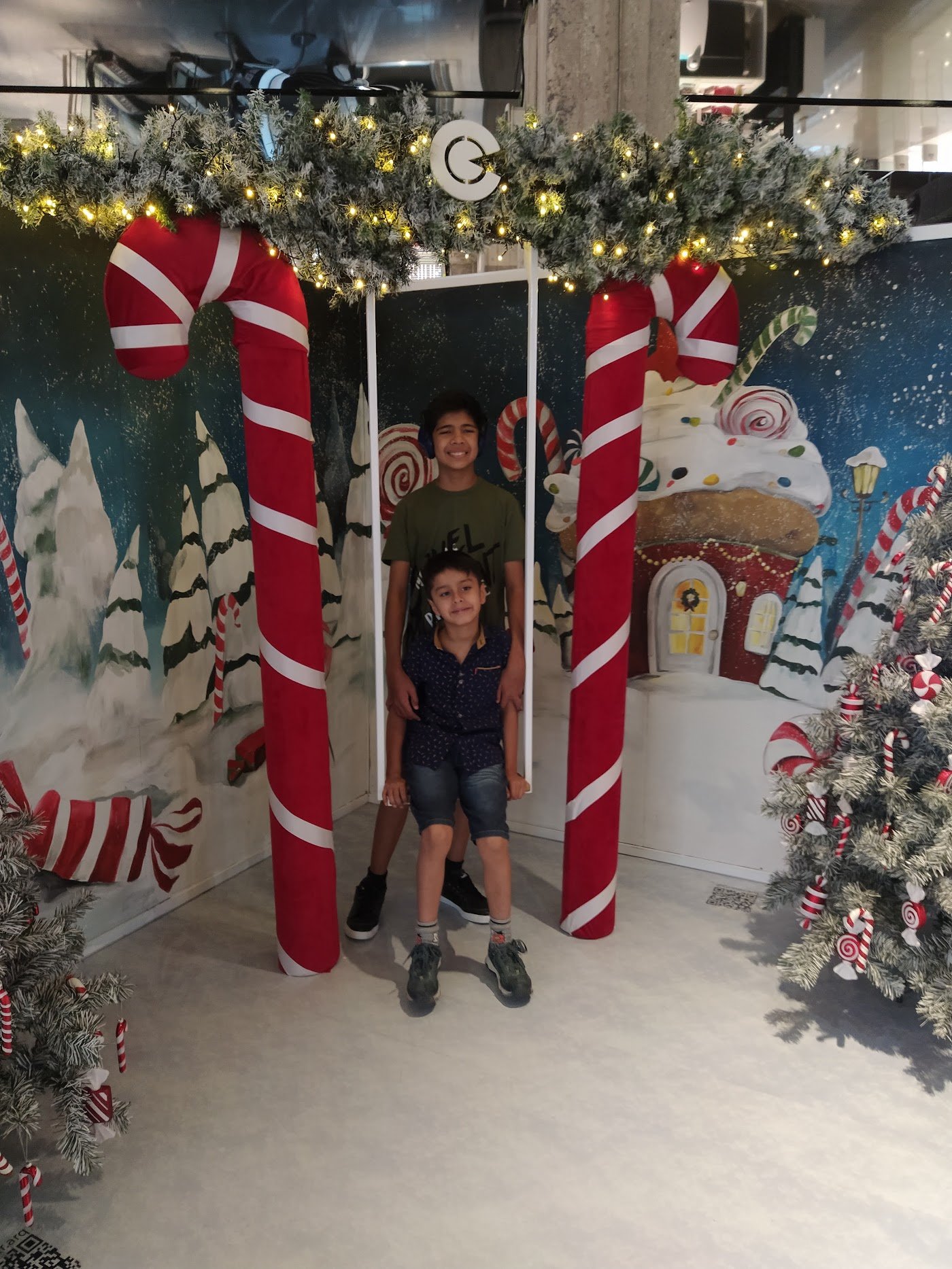 Niño en un espacio decorado para la Navidad inclusiva