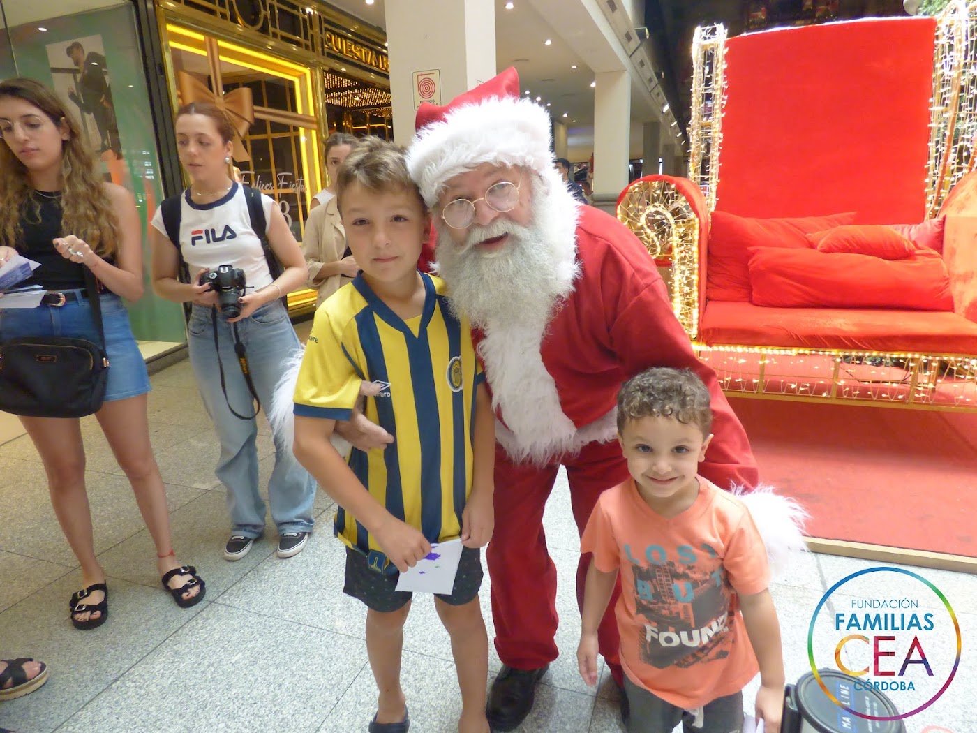 Familia junto a Papá Noel en la Navidad inclusiva de la fundación