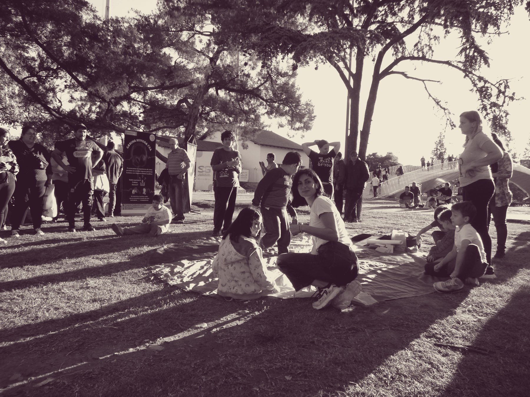 Familias de la fundación compartiendo un encuentro al aire libre